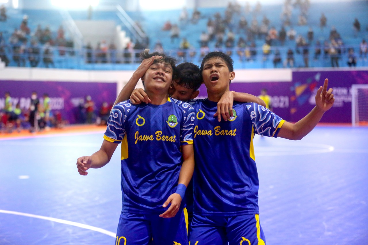 Tiga pemain futsal Jawa Barat saat melakukan selebrasi dalam laga sebelumnya di GOR Futsal PON XX Papua Klaster Mimika. Tim Jawa Barat mampu mengkandaskan harapan dari Sulsel dengan skor 3-1, Senin (27/9/2021)/Foto : Fernando Rahawarin/HumasPMM PENGHUBUNG : HUSYEN OPA : 082190721603