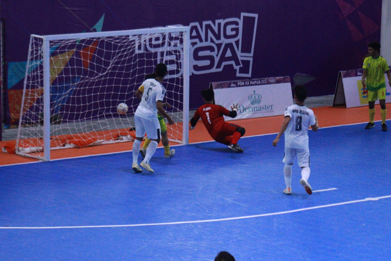 KETERANGAN FOTO : Pemain Futsal Sumatera Utara nomor punggung 7 Syauqi Saud membobol gawang Kalimantan Barat di menit ke 14 babak kedua pada pertandingan di venue futsal Mimika, Jalan Poros SP5, Senin (27/9/2021). Foto: Humas PPM/ Sahirol