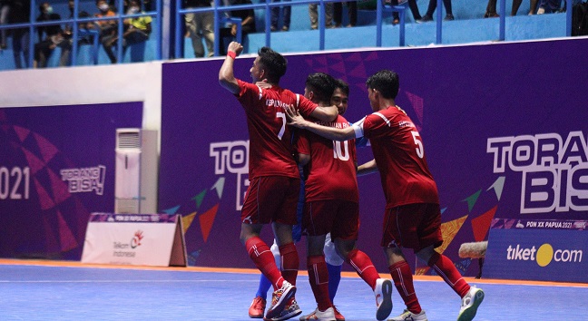 Selebrasi kemenangan Tim Kepulauan Riau setelah unggul 6-4 melawan Sumatera Utara di Vanue Futsal PON XX Klaster Mimika, Jalan Poros SP5, Selasa (28/9/2021) Foto: Humas PPM/ Sahirol