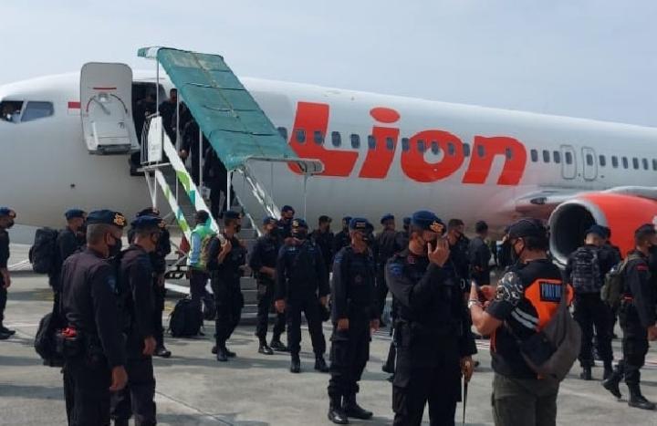 201 anggota brimob dari Polda Sulawesi Selatan, Selasa (28/9) tiba dan akan bergabung dengan aparat keamanan lainnya guna mengamankan PON XX.