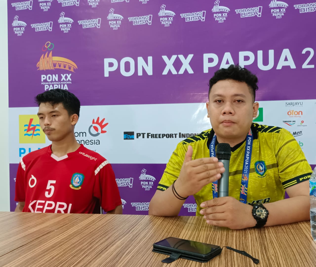 Manager Futsal Kepri, Sandro Megio, saat menggelar konferensi pers. Foto: humas PPM/Kodir