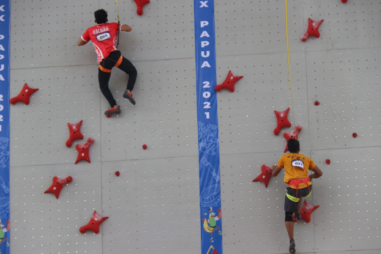 Atlet panjat tebing PON XX Papua 2021 yang berlaga dalam kategori speed world record di Venue Sport Climbing Mimika, Papua, Selasa (28/09/2021)./Foto: Humas PPM/Saldi Hermanto