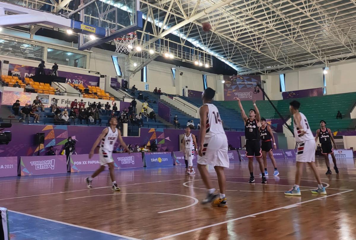 Tim basket putra DKI Jakarta Jersey hitam melawan Kalsel Jersey putih. DKI menang 97 point' atas Kalsel dengan 23 point' (humasPPM/Victor Buyung)