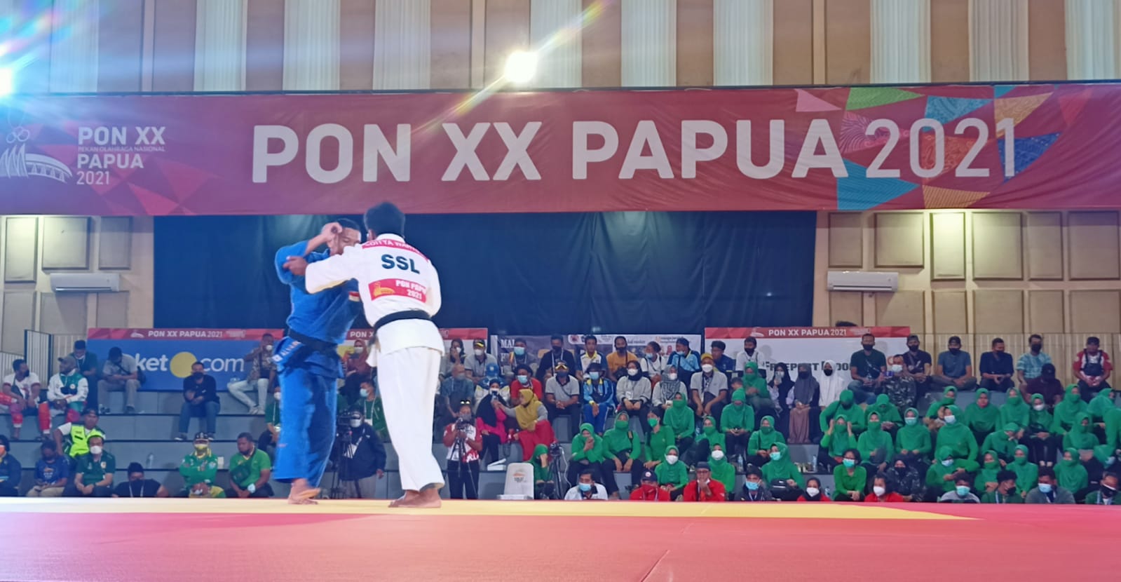 Judoka asal Jawa Barat, Toni Irawan (Biru) saat bertanding melawan Aditya Wahyudi dari Sulawesi Selatan pada babak final./Foto : Kristin Rejang/humasppm