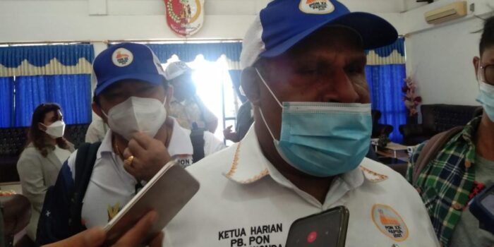 Ketua Harian PB PON Papua memberikan keterangan Pers di VIP Bandara Mopah