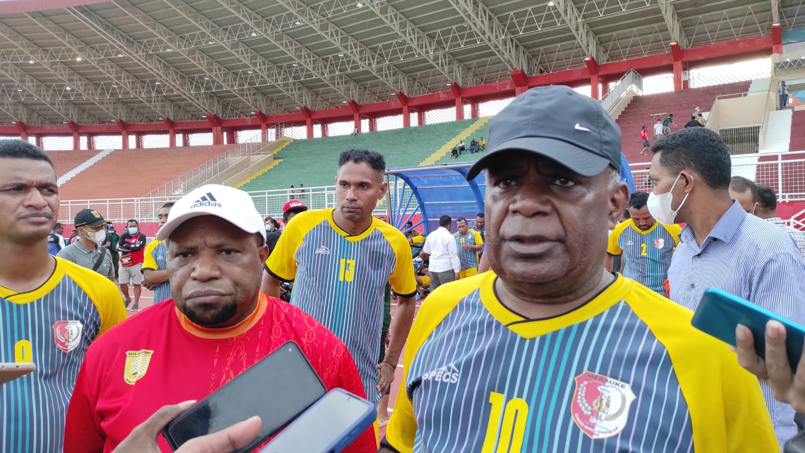 Ketua Panpel Cabor Sepak Bola Piter Kalabmabin dan Bupati Merauke memberikan keterangan Pers