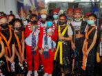 Tarian Ja’i Warga Flobamora Sambut Meriah Kontingen PON Provinsi NTT di Bandara Mopah