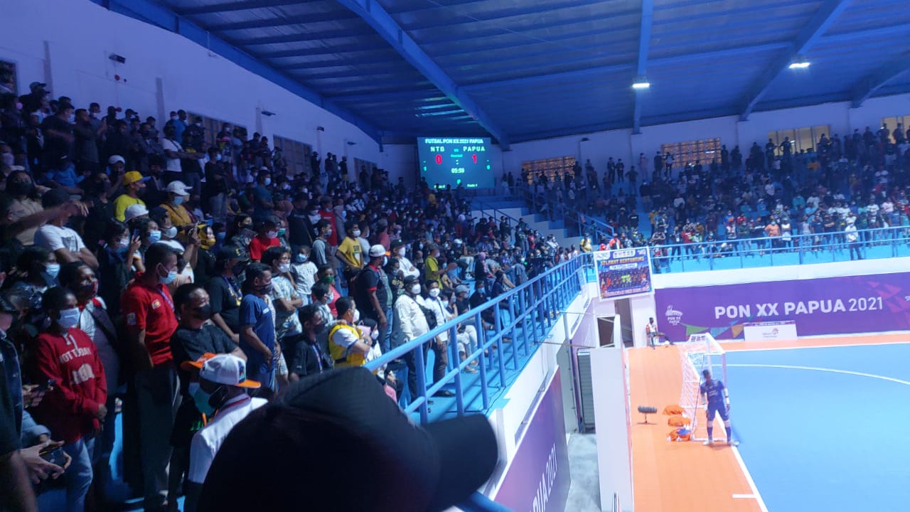 Penonton memadati gor Futsal pada pertandingan Papua vs NTB. Foto : Sampe Sianturi