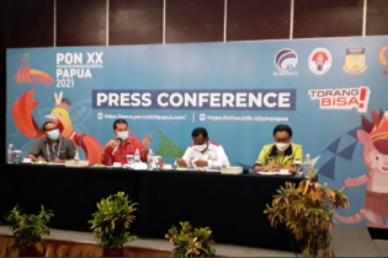 Dwi Putra Indrawan saat konferensi pers tentang PON dan Pertumbuhan Ekonomi Papua di Media Center Kominfo Klaster Kabupaten Jayapura