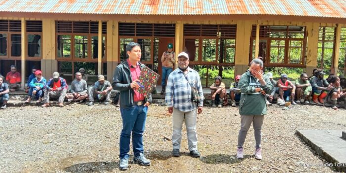 Tim Sosialisasi YPMAK Samuel Rorimpandey menyampaikan sosialisasi program kampung ke warga Banti I warga Banti II dan Opitawak di halaman SD Inpres Banti