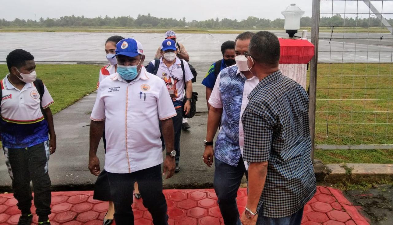 Yunus Wonda saat tiba di Bandara Mopah Merauke
