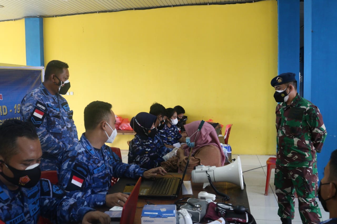 Giat Anggota TNI AU yang bertugas di Pangkalan Udara (Lanud) Yohanis Kapiyau
