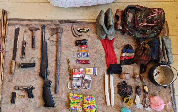 Berbagai senjata api dan amunisinya yang disita Batalion Infantri Para Raiders 501/BY dalam patroli mereka, di Kampung Bugapa, Intan Jaya, Papua.