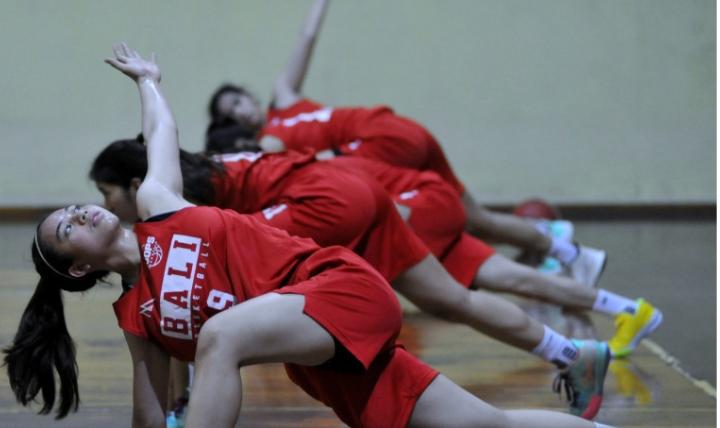 Atlet basket putri Bali Ayu Sriartha (kiri) bersama sejumlah rekannya melakukan pemanasan saat latihan menjelang PON XX Papua di Denpasar, Bali, Senin (6/9/2021)