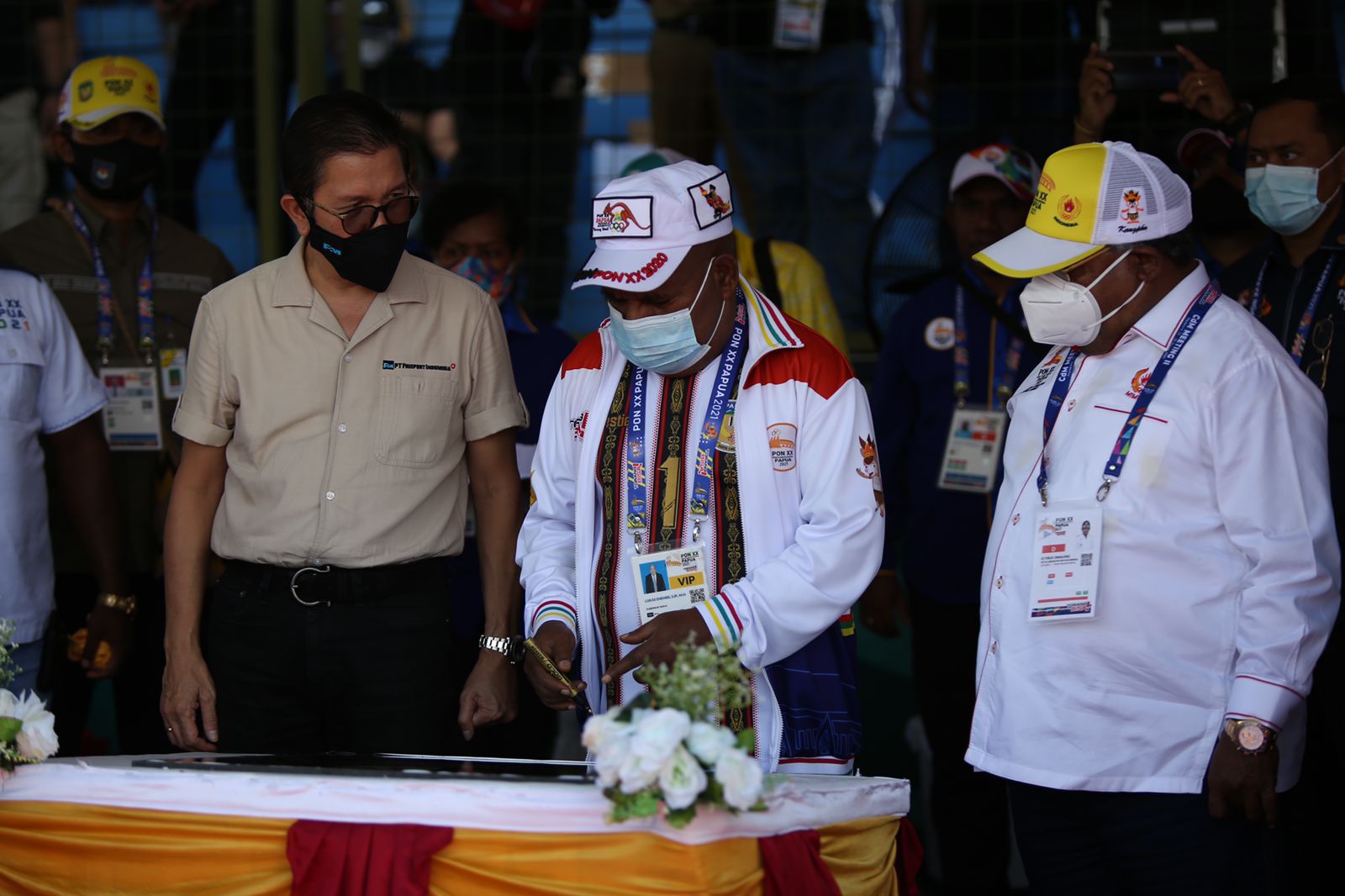 Gubernur Papua, Lukas Enembe didampingi Bupati Mimika dan Dirut PTFI menandatangani prasasti tanda diresmikannya venue Mimika Sport Compex, Selasa (5/10/2021). Foto: Humas PPM/Joseph Situmorang