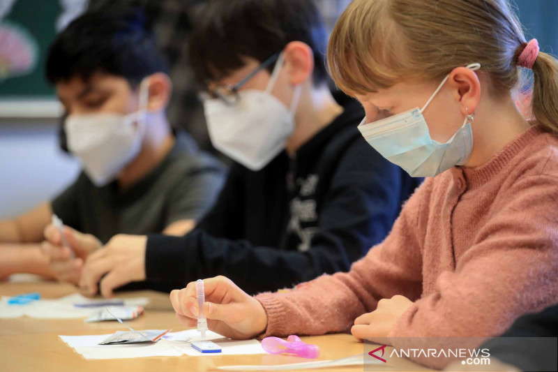Sejumlah siswa sekolah Freiherr-vom-Stein di Bonn, Jerman, pada Senin (31/5/2021) melakukan tes cepat COVID-19 saat sekolah tatap muka dimulai kembali di tengah pandemi COVID-19.