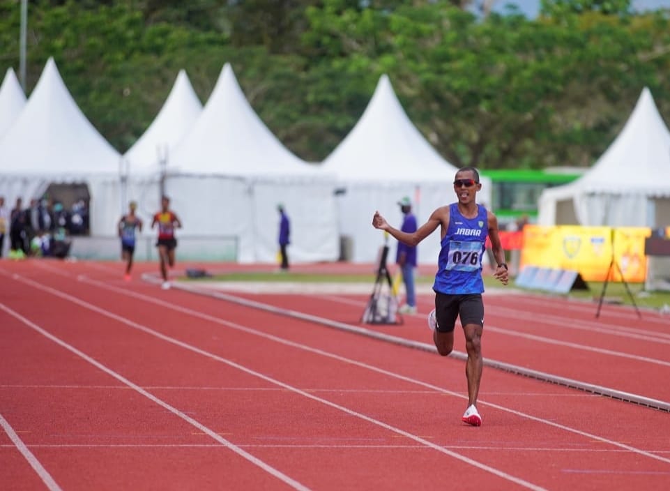 KETERANGAN FOTO : Agus Prayoga menyumbangkan emas ketiganya untuk Jabar usai finis terdepan di nomor lari 10.000 meter pada Pekan Olahraga Nasional (PON) XX Papua di arena atletik Mimika Sport Complex, Selasa (12/10/2021). Foto: Humas PPM/Fernando Rahawarin