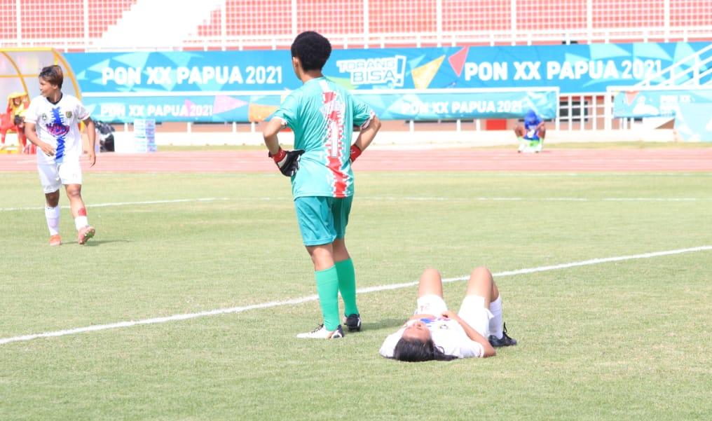 Ekspresi penyesalan pemain belakang Kalteng, Windari Rahmadayanti (24) dan kiper Krisda M Arobaya (1) setelah gol bunuh diri ke gawangnya. (Foto: Jhon/Humas PB PON XX)