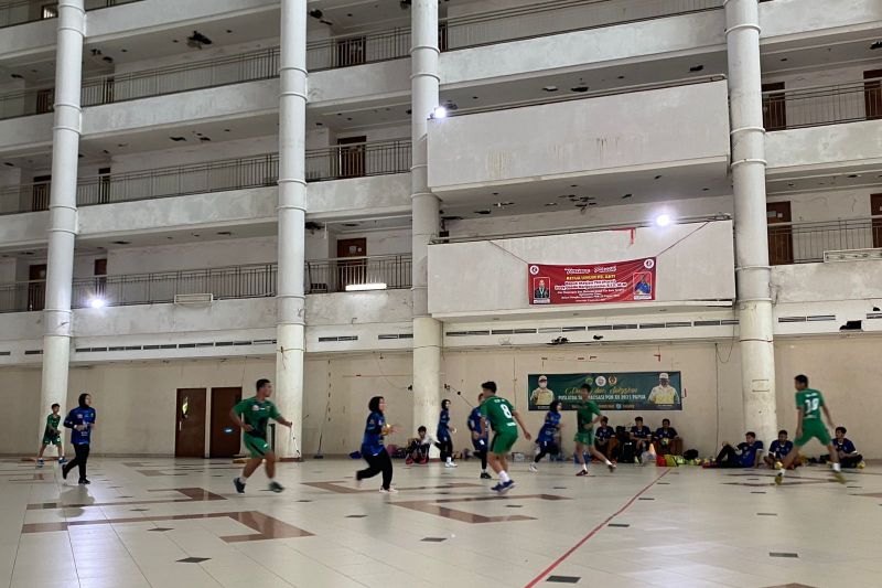 Atlet bola tangan Kaltim saat menjalani latihan di aula Hotel Atlet, Stadion Madya Sempaja, Samarinda