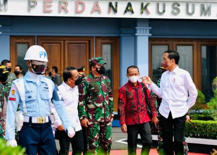 Presiden RI Joko Widodo bertolak ke Papua melalui Pangkalan TNI AU Halim Perdanakusuma, untuk melakukan kunjungan kerja, Jumat (1/10/2021).