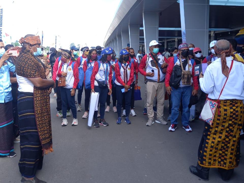Peserta asal NTT saat tiba di Bandara Mozes Kilangin Timika, disambut tarian Jai Bajawa. Foto: (HumasPPM/Antonius Juma)