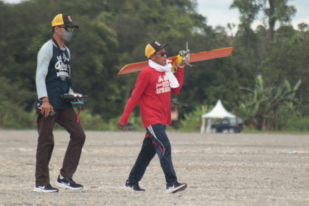 Atlet asal Kalimantan Tengah, Nanang Sulaiman (Kiri) dan Pelatih Fajriyan Nur (Kanan) berlatih terbangkan Aeromodelling jenis R3S bernama Phylon Race di Vanue Aeromodelling Jalan Poros SP5, Sabtu (2/10/2021) Foto: Humas PPM/ Sahirol.