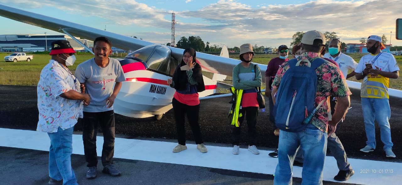 Tim kontingen Terbang Layang Papua bahagia menyambut Irvan dan Almira seusai melakukan pertandingan di Nomor Precision Landing Dual Seater Mix Doubel./ Foto : Ignasius Tanto/humasPPM