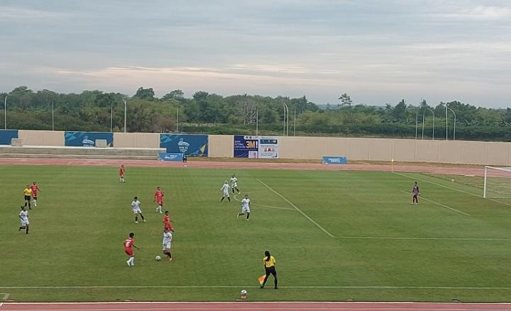 Tim sepak bola putri DKI Jakarta (putih) melawan tim Bangka Belitung (merah) dalam pertandingan cabang olahraga sepak bola putri PON XX Papua, Merauke, Minggu (3/10/2021). 
