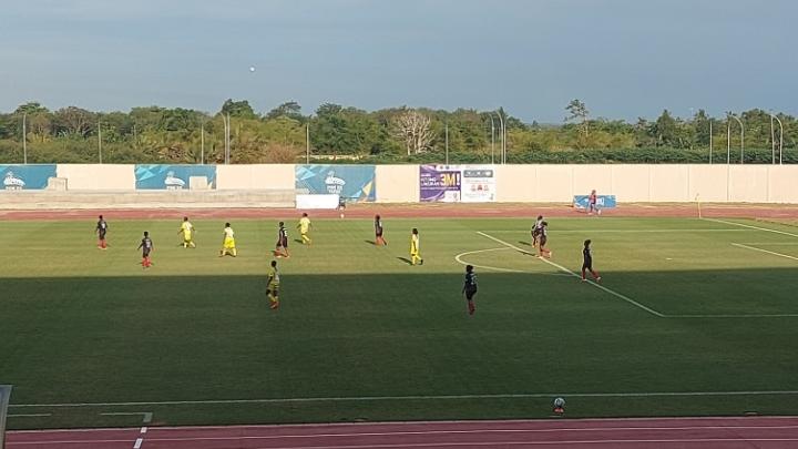 Tim sepak bola putri Papua (hitam) saat melawan Papua Barat (kuning) dalam pertandingan cabang olahraga sepak bola putri PON XX Papua, Merauke, Minggu (3/10/2021). 