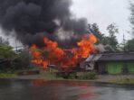 Massa membakar rumah warga dan fasilitas umum.