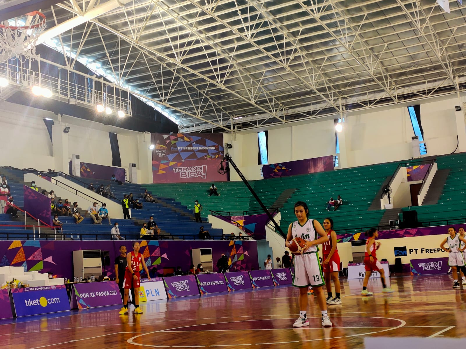 Kapten Tim Basket Putri Jawa Timur, Christine Aldora Thundawan saat akan melakukan fouls drawn pada pertandingan babak penyisihan pool X melawan Bali.