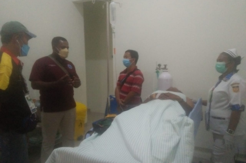 Dokter kontingen Sumatera Barat Dr.dr. Afriawardi melihat kondisi atlet gantole Sumbar Khaidir Anas yang mengalami insiden jatuh di pertandingan PON Papua XX