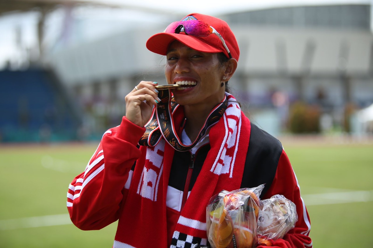KETERANGAN FOTO : 1.Maria Natalia Londa atlet asal Bali meraih medali emas pada partai final cabang lompat jauh di Mimika Sport Complex, Selasa (5/10/2021). Foto: Humas PPM/Joseph Situmorang