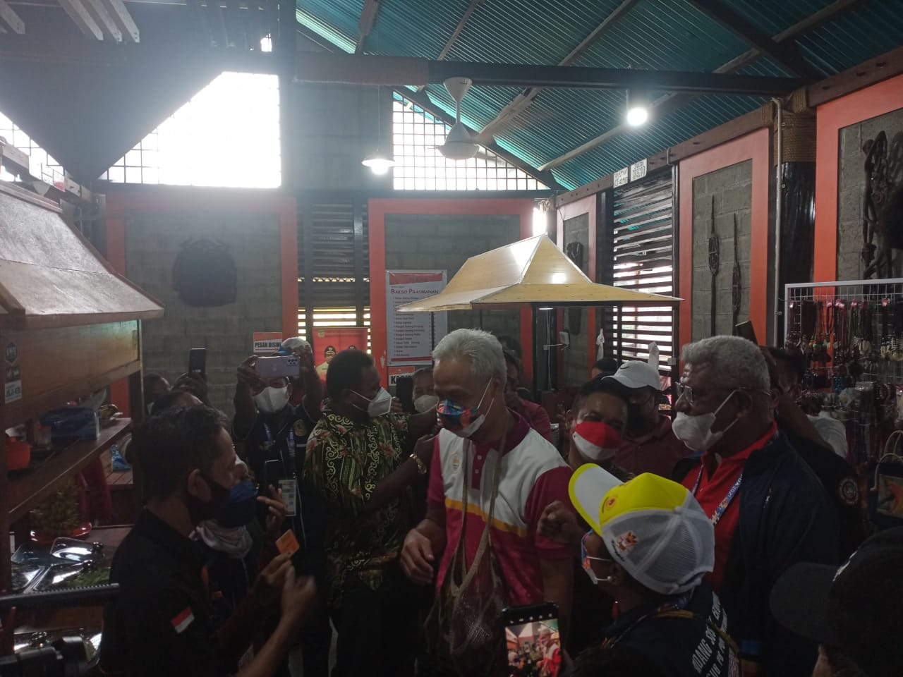Gubernur Jateng didampingi Wakil Bupati Mimika saat mengunjungi almuni Jateng.