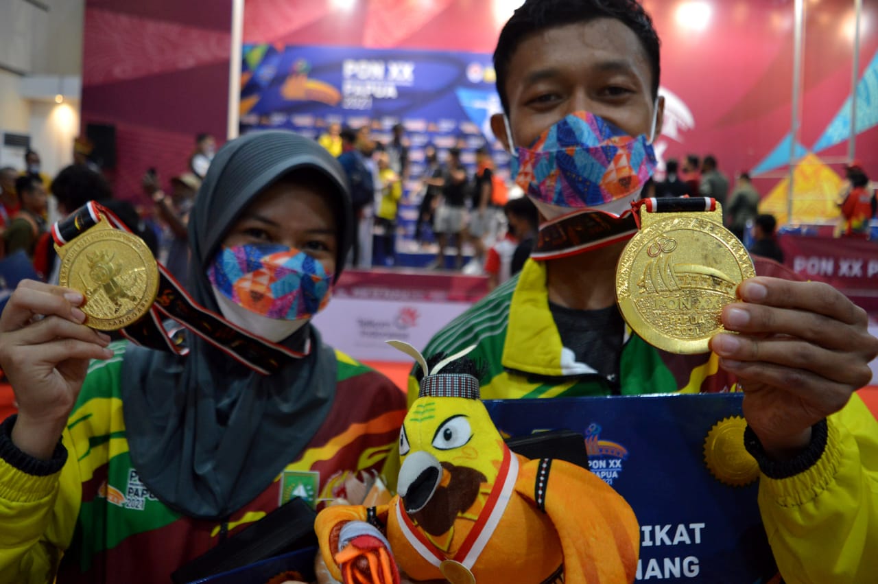 Muhammad Fuad (kanan) dan Nisa Aprawasih (kiri), dua atlet anggar Riau peraih medali emas. (foto ist)