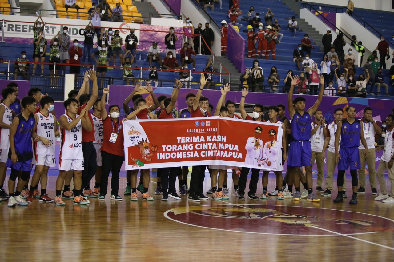 Tim Basket Sulut saat merayakan kemenangan. Foto: Humas PPM/ Joseph Situmorang