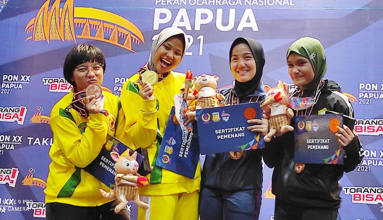 Peraih Emas Kaltim, Geby Novita (tengah kuning) bersama tiga atlet peraih perak dan perunggu (foto: humas PB PON Papua)
