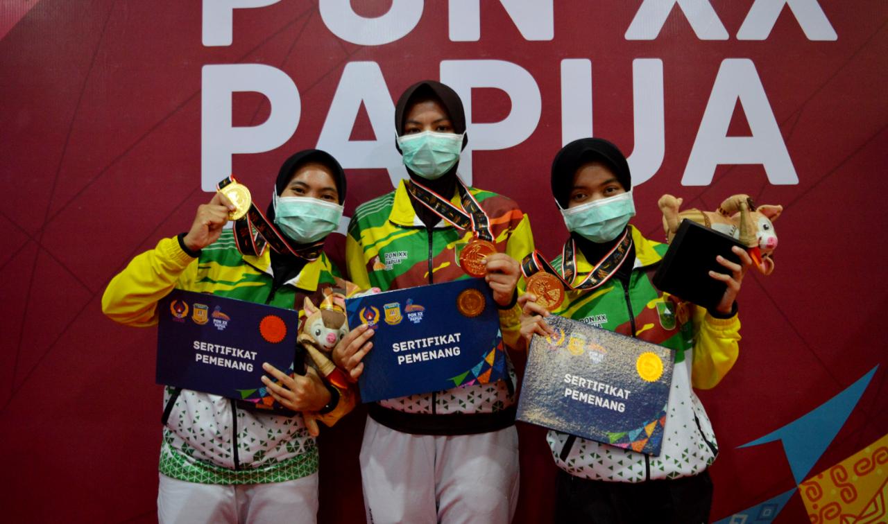 Tiga atlet Riau peraih medali emas kelas Floret beregu putri. (Foto: Humas PB PON Papua/fahrul)