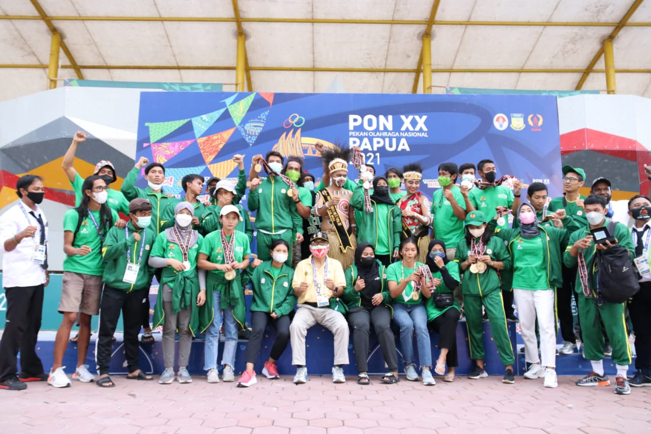 Kontingen Jawa Timur diumumkan sebagai juara umum cabang olahraga panjat tebing dalam ajang PON XX Papua 2021 pada upacara penutupan di venue panjat tebing Mimika, Jumat (8/10/2021). Jatim mengoleksi 6 emas, 5 perak dan 3 perunggu. Foto: Humas PPM: Saldi Hermanto
