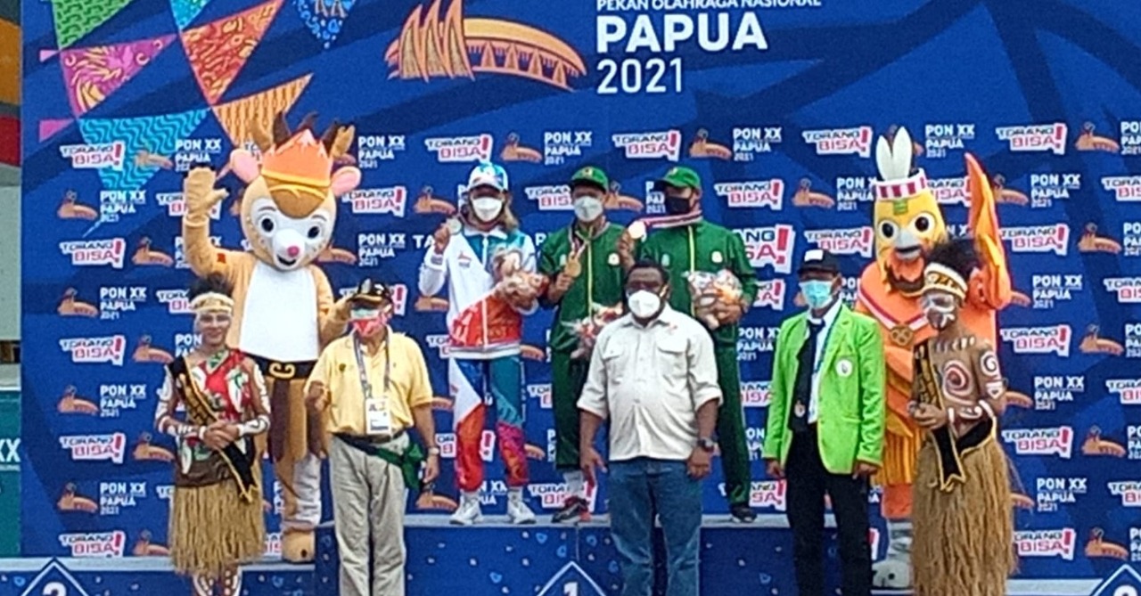 Ketua Pengprov FPTI Papua, Caesar Avianto Tunya memberikan medali kepada Atlet Panjat Tebing yang berprestasi di kelas Combined Putra, sekaligus menutup seluruh rangkaian pertandingan cabang olahraga panjat tebing di PON XX Papua. (Foto:HumasPPM/Jefri Manehat)