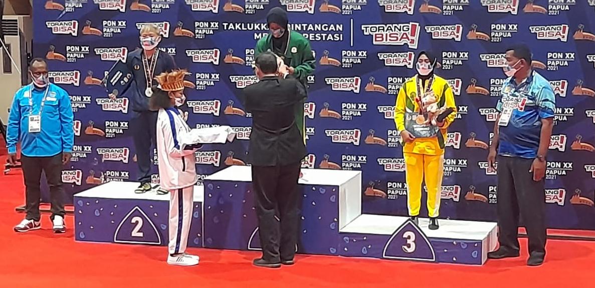 Penyerahan medali kepada para atlet Gulat kelas 53 kg bebas putri. (Foto: Hendrik)