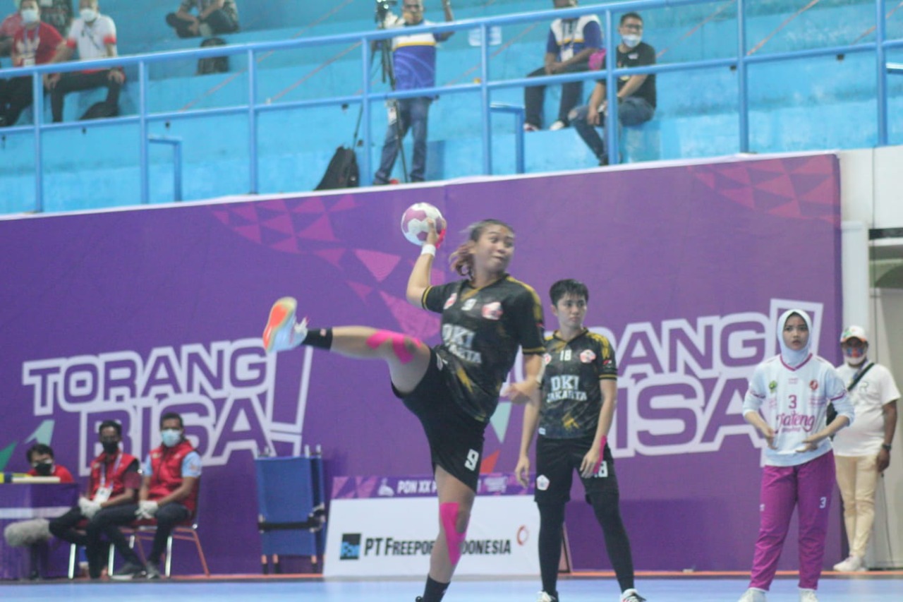 Tim putri DKI Jakarta, nomor punggung 9, melakukan tembakan pinalti, pada pertandingan bola tangan melawan Jateng, di venue Futsal SP 2, Mimika, Papua, Sabtu (9/10/2021).
