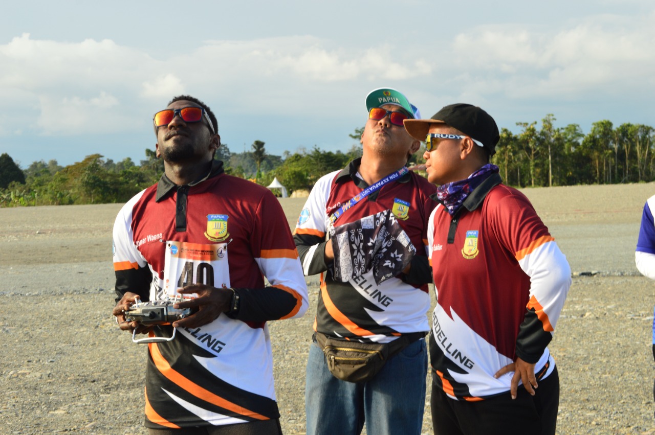 Atlet Aeromodelling, Sefnat Marian (21) dan Nixon Nikolaus Nilla Mahuse (43) kembali sumbang 2 medali emas untuk Provinsi Papua dari cabang olahraga Aeromodelling.
