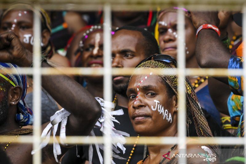 Warga menyaksikan pertandingan tim sepak bola putri Papua melawan tim sepak bola putri Babel pada semifinal Sepak Bola Putri PON Papuadi Stadion Katalpal, Kabupaten Merauke, Papua, Sabtu (9/10/2021).