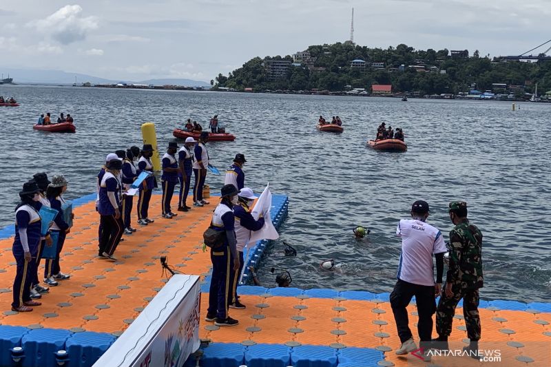 Persiapan dimulainya pertandingan selam laut nomor 6.000 meter Finswimming Putri di Teluk Yos Sudarso Jayapura, Senin (14/10/2021)