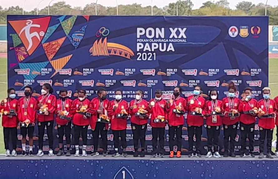 Tim Sepak Bola Putri Papua peraih medali emas PON XX Papua. (Foto: Hendrik)