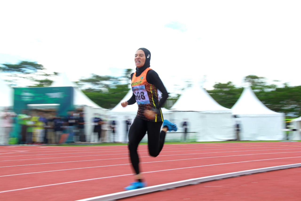 Atlet Sumut, Agustina Mahardika Manik berhasil merebut medali emas dan memecahkan rekor Sea Games atas namanya sendiri melalui nomor lari 800 meter putri PON Papua di venue Atletik MSC, Rabu (13/10/2021). Foto: David La'lang/Humas PPM