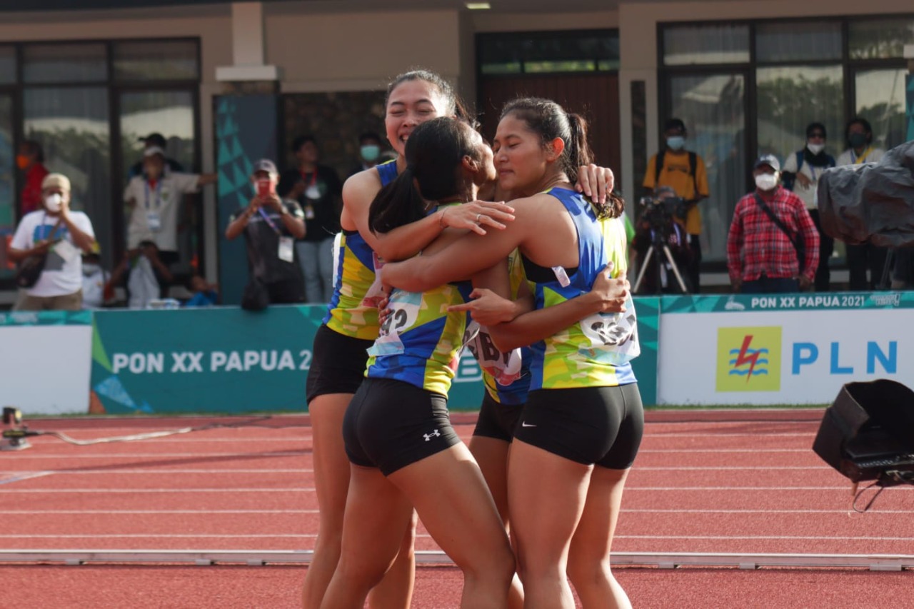 Tim estafet putri 4x100 meter Jawa Barat berpelukan usai berhasil menjadi urutan pertama nomor 4x100 meter di Vanue Atletik Mimika Sport Complex, Rabu (13/10/2021). Foto: Humas PPM/ Sahirol