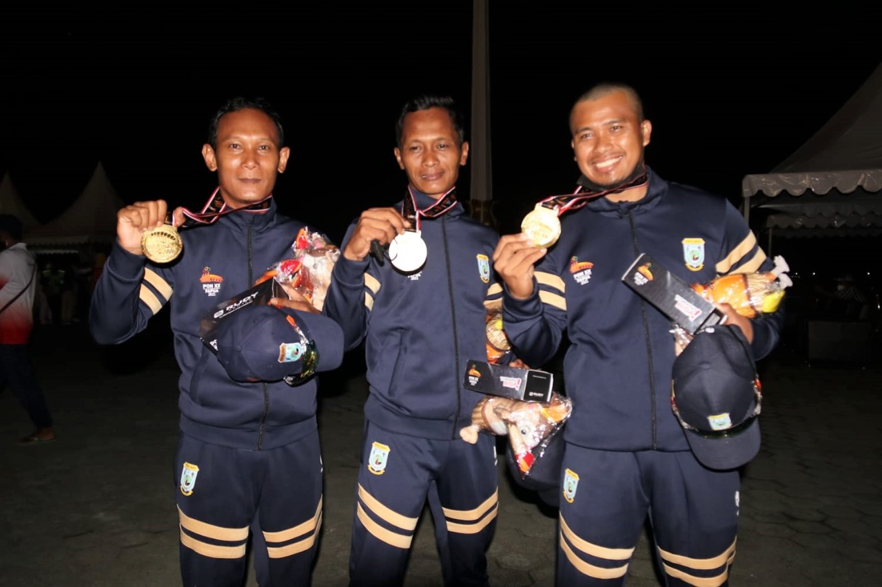 Tim Terjun Payung Papua Barat menerima medali emas PON XX Papua dalam nomor kerjasama antar parasut, yang dilaksanakan di venue terjun payung halaman Kantor Pusat Pemerintahan Kabupaten Mimika, Papua, Kamis (14/10/2021). Foto: Saldi Hermanto/Humas PPM