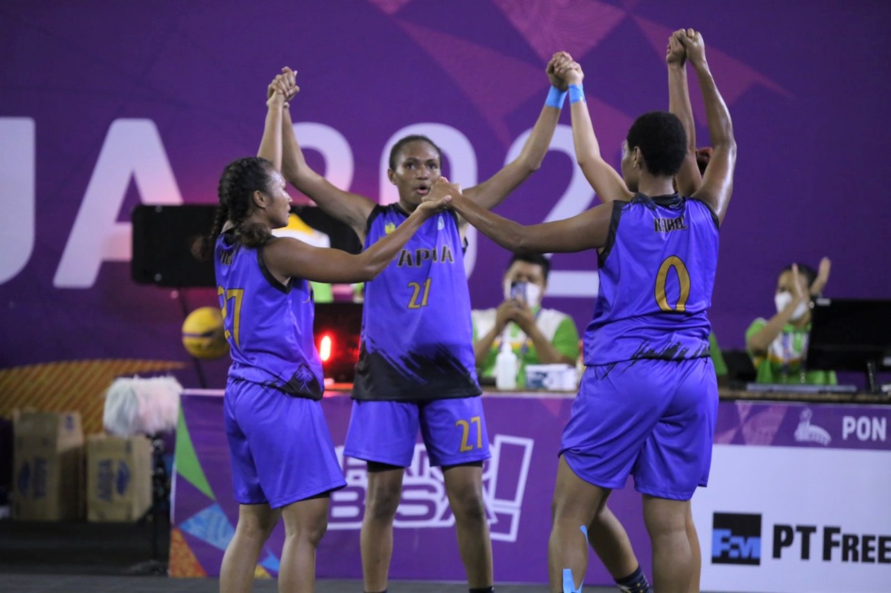 Tim Basket 3x3 Putri Papua berhasil meraih medali emas usai mengalahkan Bali di partai final yang berlangsung di Mimika Sport Complex, Kamis (14/10/2021). Foto: Humas PPM/Joseph Situmorang